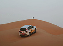 大汗淋漓！骑士队莫布里在田径场训练 主要有阻力跑&amp;amp;带球跑等内容