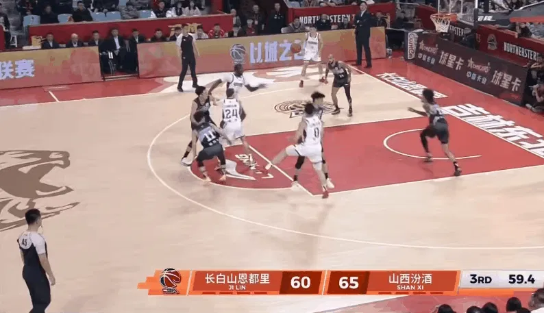 欧博官网-姜伟泽后场抢断后极速前插，空位果断出手命中3分